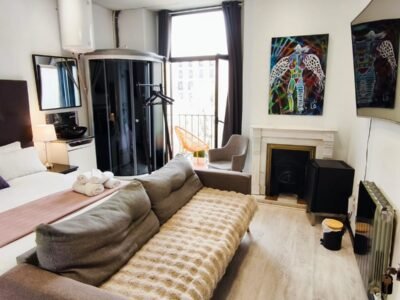 Habitación 1 – Cama de matrimonio + balcón