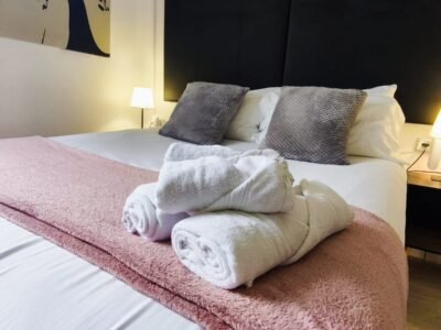 Habitación 2 – Cama de matrimonio + sofá cama + balcón