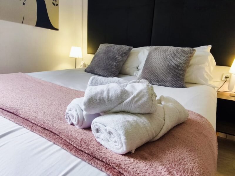 Habitación 2 – Cama de matrimonio + sofá cama + balcón