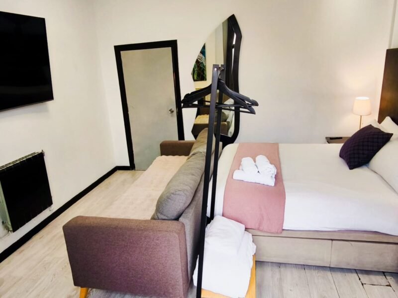 Habitación 1 – Cama de matrimonio + balcón