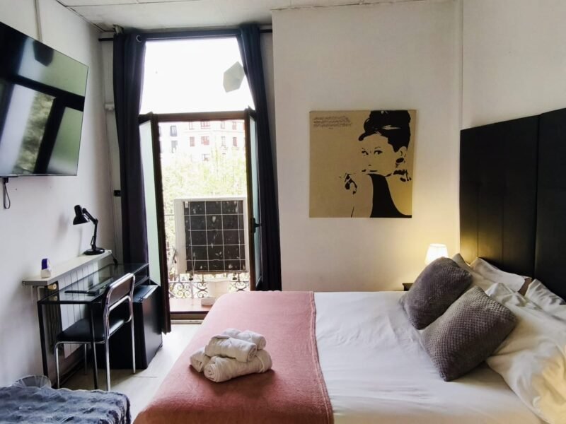 Habitación 2 – Cama de matrimonio + sofá cama + balcón