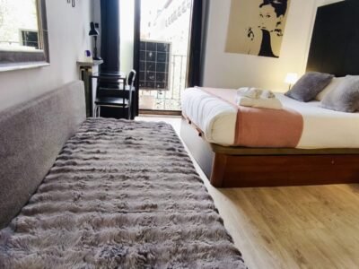 Habitación 2 – Cama de matrimonio + sofá cama + balcón