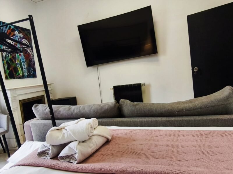 Habitación 1 – Cama de matrimonio + balcón