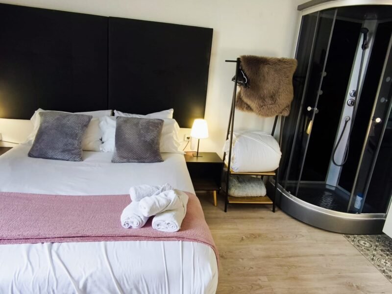 Habitación 2 – Cama de matrimonio + sofá cama + balcón