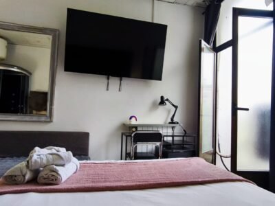 Habitación 2 – Cama de matrimonio + sofá cama + balcón