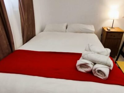 Habitación 6 – Cama de matrimonio en pleno centro