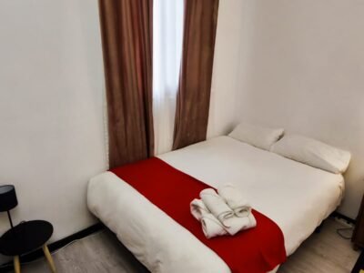 Habitación 6 – Cama de matrimonio en pleno centro