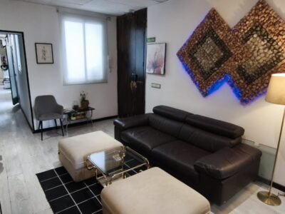 Habitación 2 – Cama de matrimonio + sofá cama + balcón